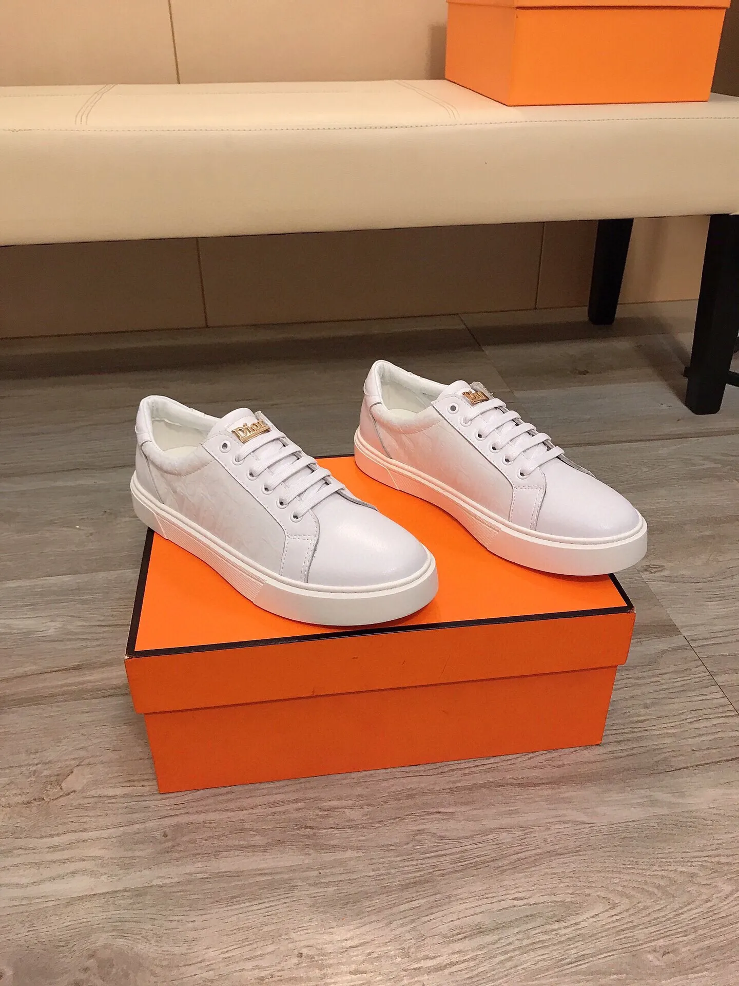 Factory price 360 ​​◾️▫【Dior】Dior's new high-end boutique, men's fashionable casual shoes, quite distinctive. The upper is made of imported soft cowhide + brand-specific embossing, which shows the design style. The genuine leather lining makes the foot feel soft and comfortable. The original wear-resistant special outsole is a must-have item for trendy men! Size: 38-44
